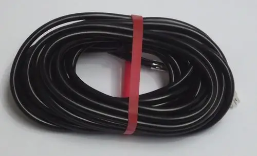 Schwarzes Kabel, ordentlich gewickelt und mit einem roten Band gesichert, mit einem Stecker, vermutlich für Geräte von Daikin.